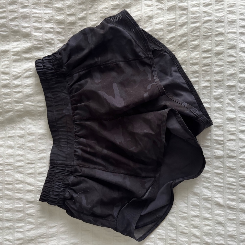 Lululemon Athletica Hotty Hot Low Rise Lined Black Camo Athletic Shorts 2.5